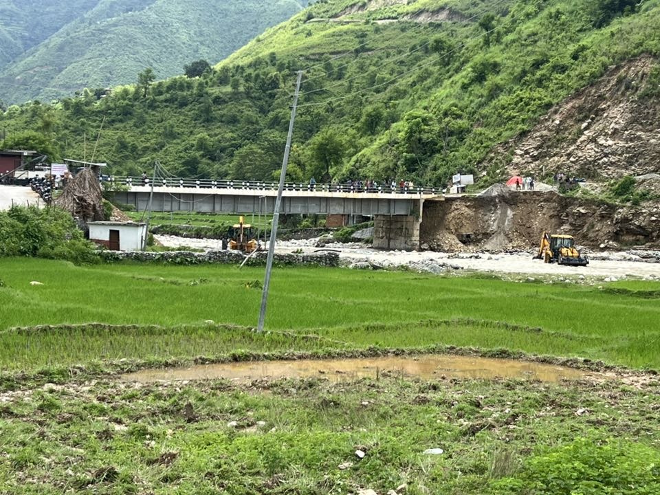 पुल मर्मत गर्न अझै दुई दिन लाग्ने, डाइभर्सनका निर्माण सामाग्री बोकेका गाडी रोकिए